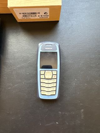 4 móviles antiguos: Apple, Samsung, Nokia, Motorol