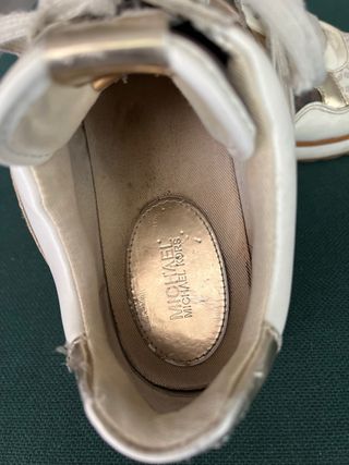 Zapatillas Michael Kors doradas y blancas