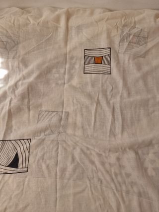 Cortina estampada beige y blanca