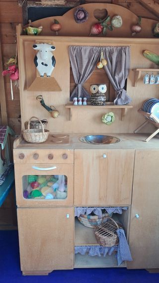 Cocinita de madera para niños.