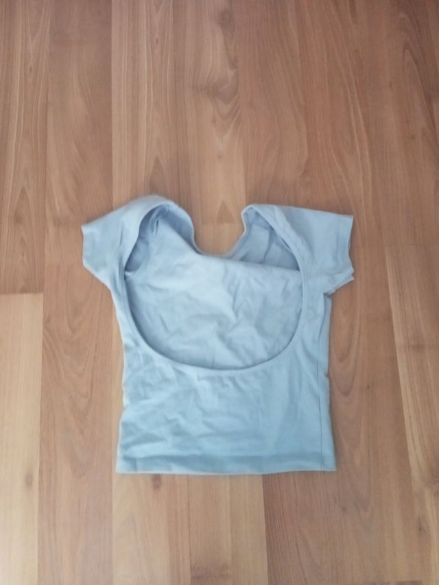 Camiseta azul espalda abierta