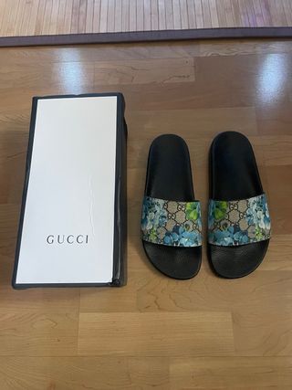 Chanclas Gucci con estampado floral