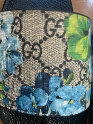 Chanclas Gucci con estampado floral