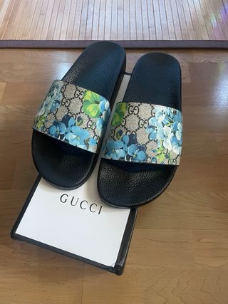 Chanclas Gucci con estampado floral