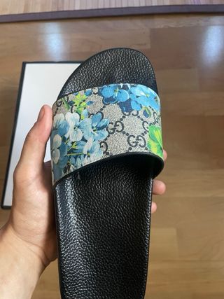 Chanclas Gucci con estampado floral