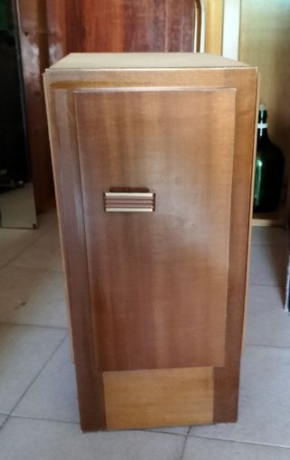 Mueble madera marrón