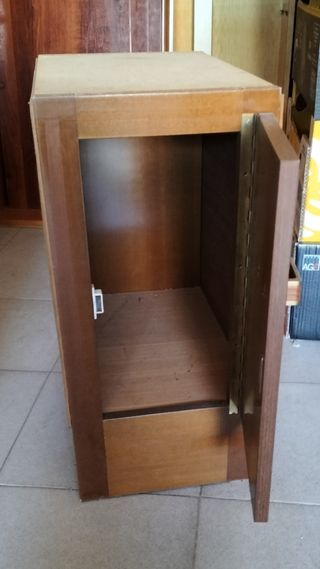 Mueble madera marrón