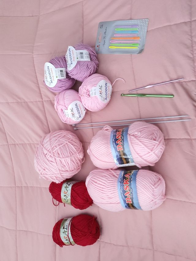 Lanas y agujas de crochet.
