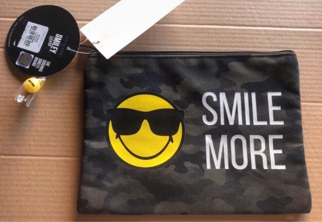 Estuche Smiley y cuaderno Emojis