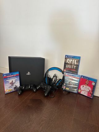 PS4 Pro 1 TB + 2 mandos + cascos + 4 juegos