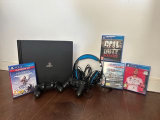 PS4 Pro 1 TB + 2 mandos + cascos + 4 juegos