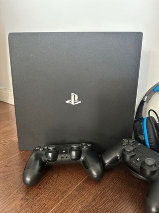 PS4 Pro 1 TB + 2 mandos + cascos + 4 juegos