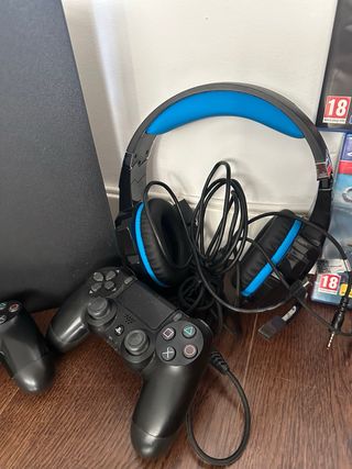 PS4 Pro 1 TB + 2 mandos + cascos + 4 juegos