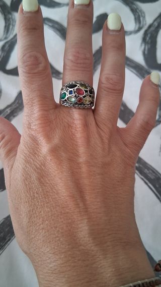 Anillo plata multicolor. Mide 7 cm