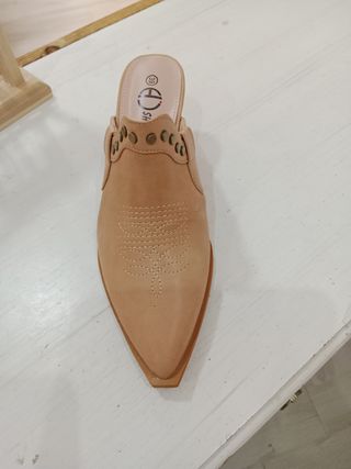 Zuecos beige estilo cowboy