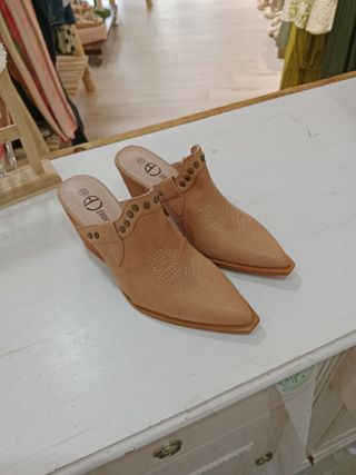 Zuecos beige estilo cowboy