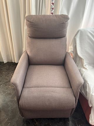 Sillón reclinable y elevador gris