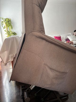 Sillón reclinable y elevador gris