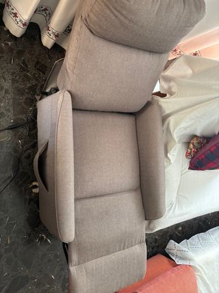 Sillón reclinable y elevador gris