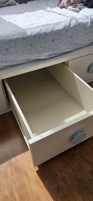 Cama infantil blanca con cajones