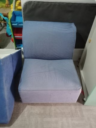 Cuatro piezas de sofá individuales con mesa centra