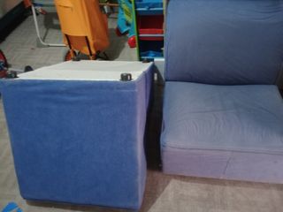 Cuatro piezas de sofá individuales con mesa centra