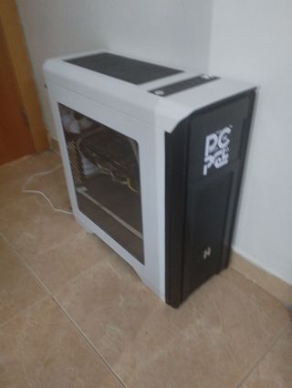 Torre PC Gamer blanca reiniciada 