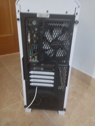 Torre PC Gamer blanca reiniciada 