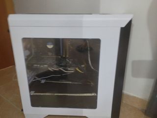 Torre PC Gamer blanca reiniciada 