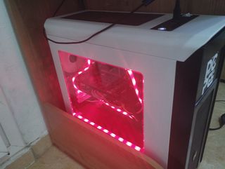 Torre PC Gamer blanca reiniciada 
