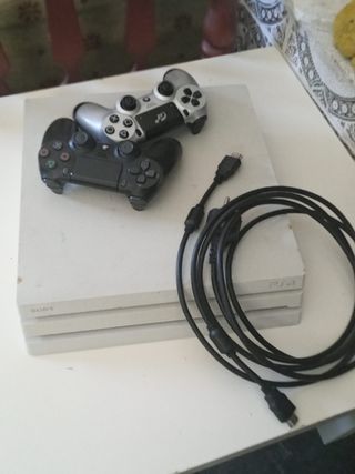 PS4 Pro Blanca - 2 mandos