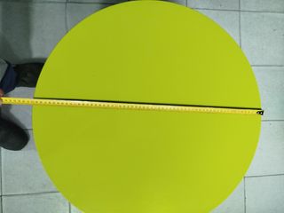 Mesa redonda verde metal y madera