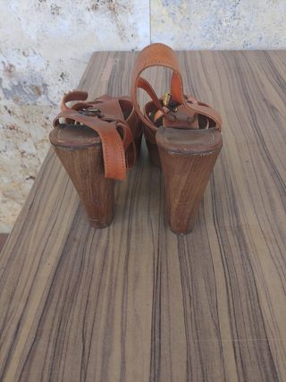 Sandalias cuña marrón