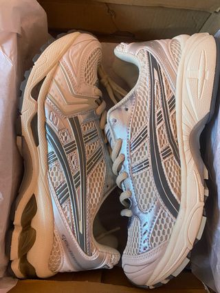 Zapatillas Asics Gel-Cumulus Blancas y Plateadas