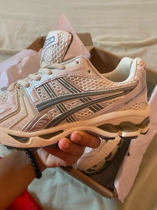 Zapatillas Asics Gel-Cumulus Blancas y Plateadas