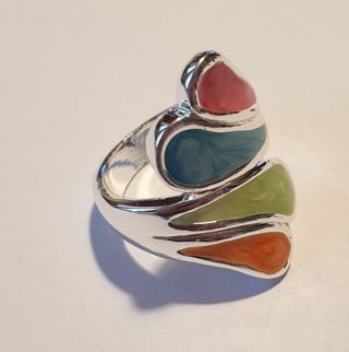 Anillo plateado multicolor de bisutería
