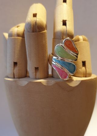 Anillo plateado multicolor de bisutería

