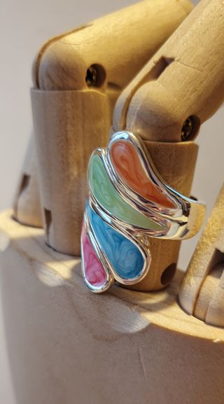 Anillo plateado multicolor de bisutería
