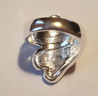 Anillo plateado multicolor de bisutería
