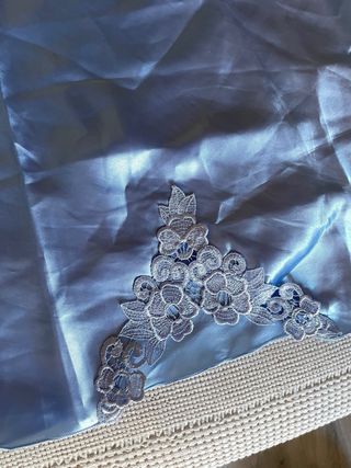 Camisón azul satinado