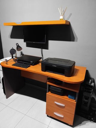 Escritorio, estanteria de madera y repisa grande