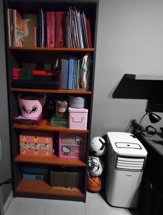 Escritorio, estanteria de madera y repisa grande