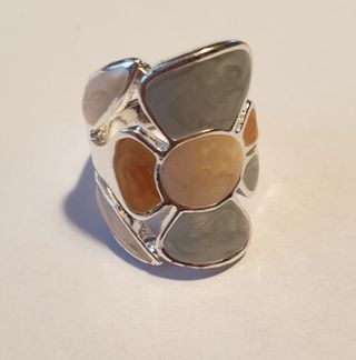 Anillo plateado diseño de flor multicolor