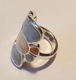 Anillo plateado diseño de flor multicolor