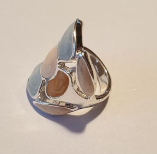 Anillo plateado diseño de flor multicolor