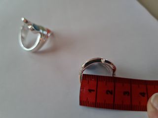 Anillo plateado diseño de flor multicolor