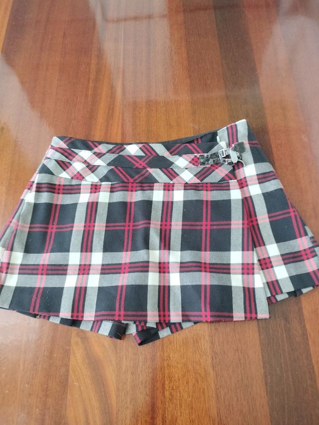 Falda escocesa roja y negra