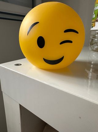 Luce notturna emoticon sorridente