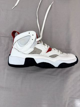 Zapatillas Jordan Two Trey rojas y blancas