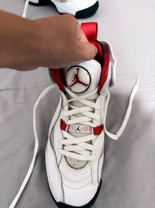 Zapatillas Jordan Two Trey rojas y blancas